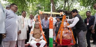 CM बघेल ने बैट के साइज चाकू लेकर काटा केक, देखिए जब सिंहदेव बधाई देने आए तो क्या हुआ