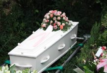 मौत के 12 घंटे बाद हुआ चमत्कार! ताबूत में बंद बच्ची अचानक उठकर मां को पुकारने लगी