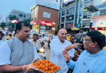 अजय चंद्राकर ने चंदेल को खिलाया लड्डू, बोले- बधाई हो नेता जी, भाजपा के चंदेल अब विपक्ष का चेहरा