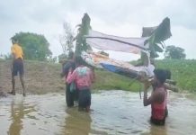 नाले में लाश लेकर उतरे परिजन क्योंकि सालों से पुल नहीं बना, CG-ओडिशा बॉर्डर का मामला