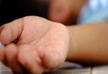 पति पीट रहा था पत्नी को बीच में आ गया बच्चा हो गई मौत