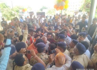 भिलाई हिंदू संगठन के लोगों पर पुलिस ने बरसाई लाठी, अंडर ब्रिज शुरू न करने पर बवाल