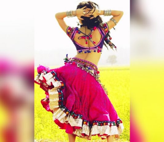 इस नवरात्रि अपने कपड़ों को लेकर हैं कंफ्यूज, इन बॉलीवुड एक्ट्रेसेस के लुक्स को करें यूज