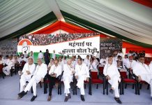 मंच पर राहुल गांधी के साथ बैठे CM बघेल, मगर प्रदेश का ये बड़ा नेता दिल्ली के आंदोलन में शामिल नहीं