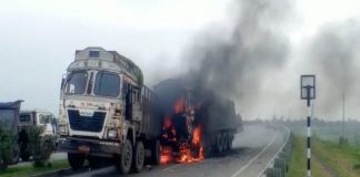 एक्सीडेंट की वजह से ड्राइवर के शरीर में घुसी रॉड, केबिन में बैठे-बैठे जिंदा जल गया