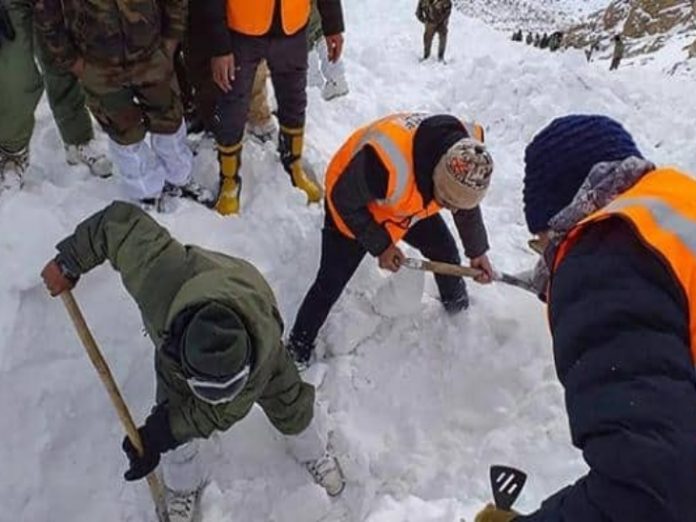 5_dead_5_trapped_in_avalanche_at_Khardung_La_pass_in_Jammu_and_Kashmir_Ladakh_rescuers_at_spot_1547878228_copy_730x548
