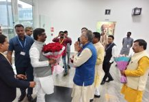झारखंड के मुख्यमंत्री हेमंत सोरेन के राजधानी रायपुर पहुंचने पर स्वामी विवेकानंद विमानतल पर आत्मीय स्वागत