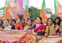 रायपुर की सड़कों पर उतरी महिलाएं, कांग्रेस के खिलाफ शिकायत लेकर पहुंची राजभवन