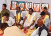 रायपुर की सड़क में बैठकर धरना दे रहे हैं नंदकुमार साय, जानें आखिर क्यों