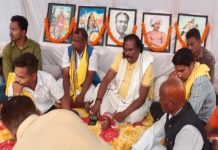 रायपुर की सड़क में बैठकर धरना दे रहे हैं नंदकुमार साय, जानें आखिर क्यों