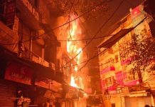 धुंआ-धुंआ हुआ एशिया के सबसे सस्ते बाजारों में शुमार ‘भागीरथ पैलेस मार्केट’, 200 साल से ज्यादा पुराना, आग की लपटों से हुआ खाक