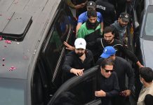 इमरान खान पर चली गोली, पाकिस्तान में पूर्व PM पर हुआ हमला, ले जाया गया अस्पताल