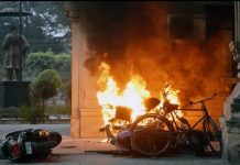 बवाल की तस्वीरें : हिंसा की आग में धधक उठी यूनिवर्सिटी, पथराव-तोड़फोड़ और आगजनी के बीच चलीं गोलियां