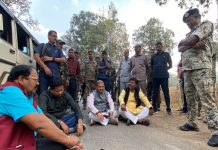 छत्तीसगढ़ के इन सांसदों को सड़क पर बैठना पड़ा, पुलिस ने गाड़ी रोक दी, जानिए क्या है पूरा मामला