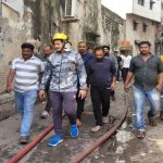 रायपुर में तीन दुकानों में लगी आग, लोगों को बचाने हेलमेट पहनकर पहुंचे विधायक विकास उपाध्याय