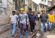 रायपुर में तीन दुकानों में लगी आग, लोगों को बचाने हेलमेट पहनकर पहुंचे विधायक विकास उपाध्याय