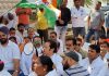 घर के अंदर ED के अफसर बाहर धरना देकर सड़क पर बैठ गए कांग्रेसी, गाया गाना ED को सम्मति दे भगवान