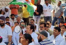 घर के अंदर ED के अफसर बाहर धरना देकर सड़क पर बैठ गए कांग्रेसी, गाया गाना ED को सम्मति दे भगवान