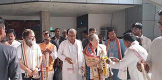 राहुल गांधी , सोनिया गांधी रायपुर पहुंचे, एयरपोर्ट पर मुख्यमंत्री भूपेश बघेल ने किया स्वागत