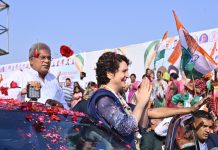 प्रियंका गांधी के लिए नवा रायपुर की सड़कों पर बिछा दिए फूल, देखिए कांग्रेसियों ने कैसे किया स्वागत