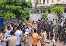 पहले भाजपा कार्यालय पर कांग्रेसियों ने फेंकी कालिख, फिर भाजपाई राजीव भवन पहुंचे तो पथराव