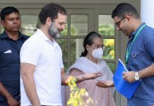 खुद जड़ा ताला, अपने हाथ से सौंपी चाबी, 19 साल बाद कुछ इस तरह राहुल गांधी ने खाली किया सरकारी बंगला