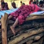 ये तस्वीर झकझोर देगी, जब शहीद की चिता पर लेट गई पत्नी..हाल बस्तर का