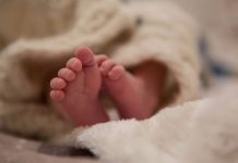 पानी और खाने की जगह मां-बाप बेटे को देते थे केवल धूप, भूख से तड़पकर मर गया 1 महीने का बच्चा