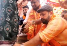 100 ईसाई परिवार हिंदू धर्म में लौटे, BJP नेता जूदेव ने गंगाजल से पैर धोकर कराई घर वापसी