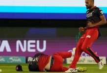 केन विलियम्सन के बाद एक और खिलाड़ी फील्डिंग के दौरान चोटिल, मुंबई के खिलाफ RCB का गेंदबाज हुआ जख्मी