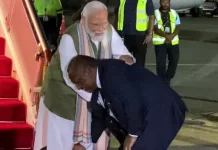 पीएम मोदी पापुआ न्यू गिनी पहुंचे, प्रधानमंत्री जेम्स मारापे ने पैर छू कर किया स्वागत