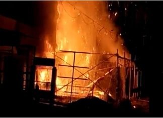 दो मंजिला इमारत में धधकी आग, चीख-पुकार के बीच लोगों को सुरक्षित निकाला, करोड़ों का सामान खाक