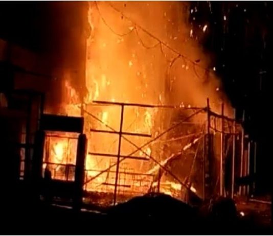 दो मंजिला इमारत में धधकी आग, चीख-पुकार के बीच लोगों को सुरक्षित निकाला, करोड़ों का सामान खाक