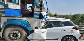 रफ्तार ने छीन ली जिंदगी, कार और ट्रक के बीच जबरदस्त टक्कर, पति-पत्नी समेत 2 बच्चों की मौत