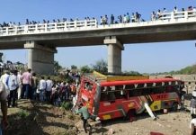 यात्रियों से भरी बस 50 फीट ऊंचे पुल से गिरी, 15 की मौत, बढ़ सकता है आंकड़ा