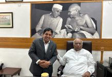 छत्तीसगढ़ के नगरीय प्रशासन मंत्री डॉक्टर शिवकुमार डहरिया ने कांग्रेस पार्टी के राष्ट्रीय अध्यक्ष मल्लिकार्जुन खड़गे से की सौजन्य मुलाकात