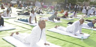 रायपुर में 21 हजार लोगों ने एक साथ किया योग, कांग्रेस नेता बोले बिना खर्च के स्वस्थ्य रखता है योग