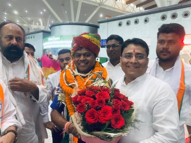 रायपुर पहुंचे PCC चीफ दीपक बैज, एयरपोर्ट में हुआ भव्य स्वागत रायपुर पहुंचे PCC चीफ दीपक बैज, एयरपोर्ट में हुआ भव्य स्वागत