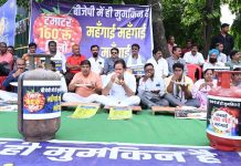 विधायक विकास उपाध्याय ने खाई सूखी रोटी, टमाटर को देखकर ही भर लिया पेट, जानिए आखिर क्यों
