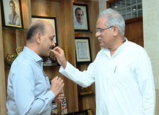 CG के इस सीनियर IAS को CM बघेल खिला रहे हैं मिठाई, जानिए आखिर ऐसा क्या हुआ