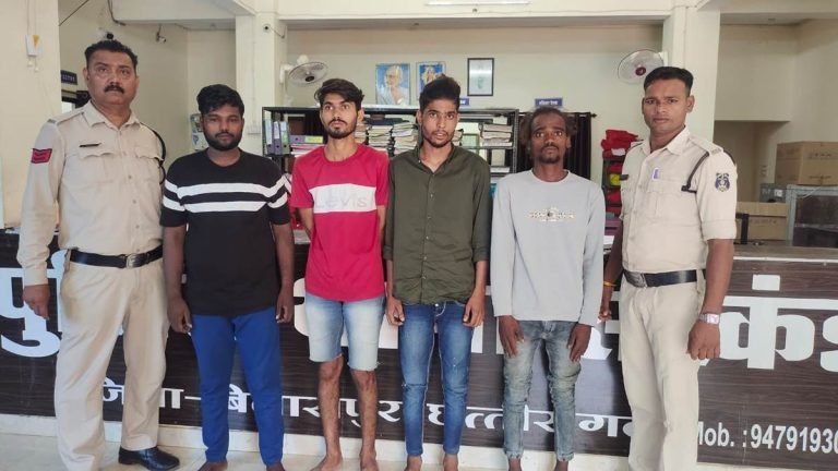 लड़की के घर का पता पूछने पर बदमाशों ने चाकूओं से गोदकर युवक को मार डाला