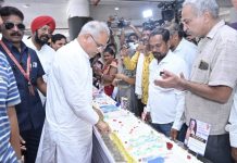 CM बर्थडे स्पेशल: मुख्यमंत्री बघेल ने काटा 150 फीट की लंबाई वाला केक, वजन 430 किलोग्राम