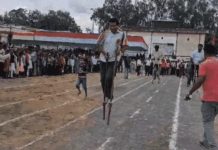 छत्तीसगढ़ी खेलों को देख खुद को रोक नहीं पाए मंत्री मोहन मरकाम, गेड़ी चढ़ कर ऐसे दौड़े की सब रह गए पीछे