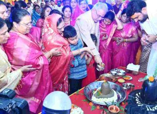 सीएम भूपेश बघेल राजधानी स्थित अपने निवास में आयोजित तीजा पोरा तिहार में शामिल होने सपरिवार पहुंचे