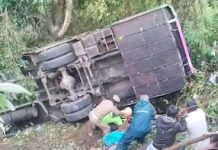 ड्राइवर के कंट्रोल खोने से बस पलटकर खाई में जा गिरी, 8 की मौत और कई घायल