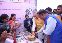बच्चों के हाथों में केक देखकर मुख्यमंत्री साय ने उनके साथ मिलकर केक काटा