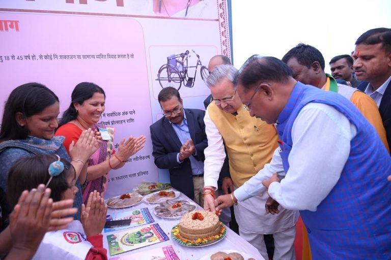 बच्चों के हाथों में केक देखकर मुख्यमंत्री साय ने उनके साथ मिलकर केक काटा बच्चों के हाथों में केक देखकर मुख्यमंत्री साय ने उनके साथ मिलकर केक काटा