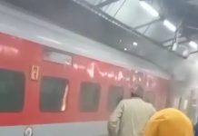 स्टेशन पर खड़ी छत्तीसगढ़ एक्सप्रेस में लगी भीषण आग