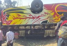 रायपुर बिलासपुर हाईवे पर सड़क हादसा: बारातीयों से भरी बस पलटी, कई घायल