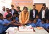 मुख्यमंत्री विष्णुदेव साय ने अपने गांव में बच्चों के साथ केक काटकर मनाया अपना जन्मदिन